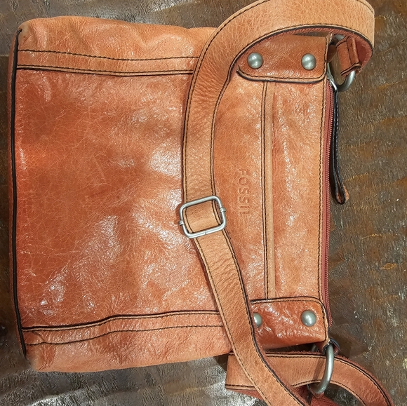 Coral Colored Soft Leather Fossil Bag With Key - Picture 14 of 16